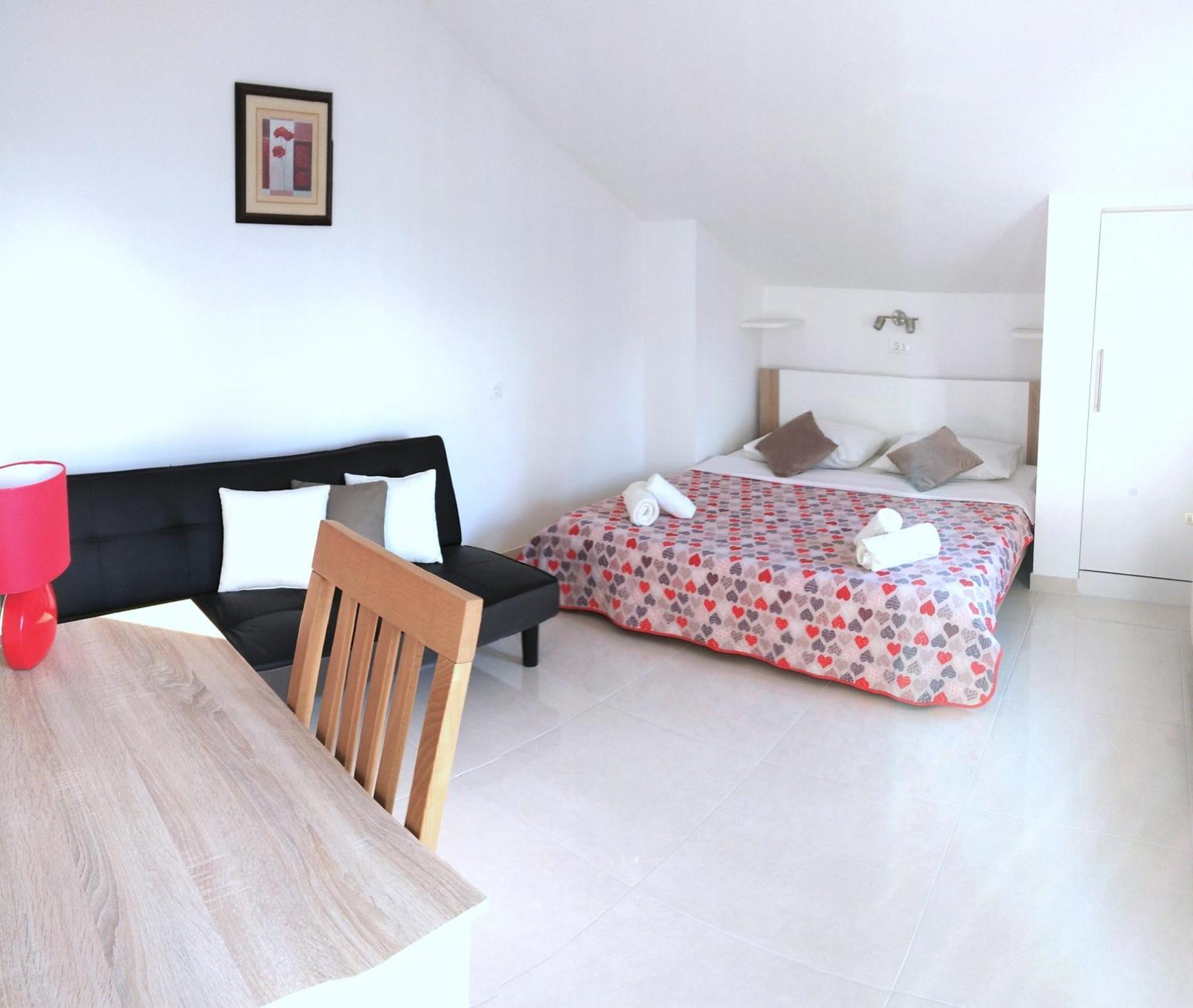 Guesthouse Cecilia 2 Малинска Экстерьер фото