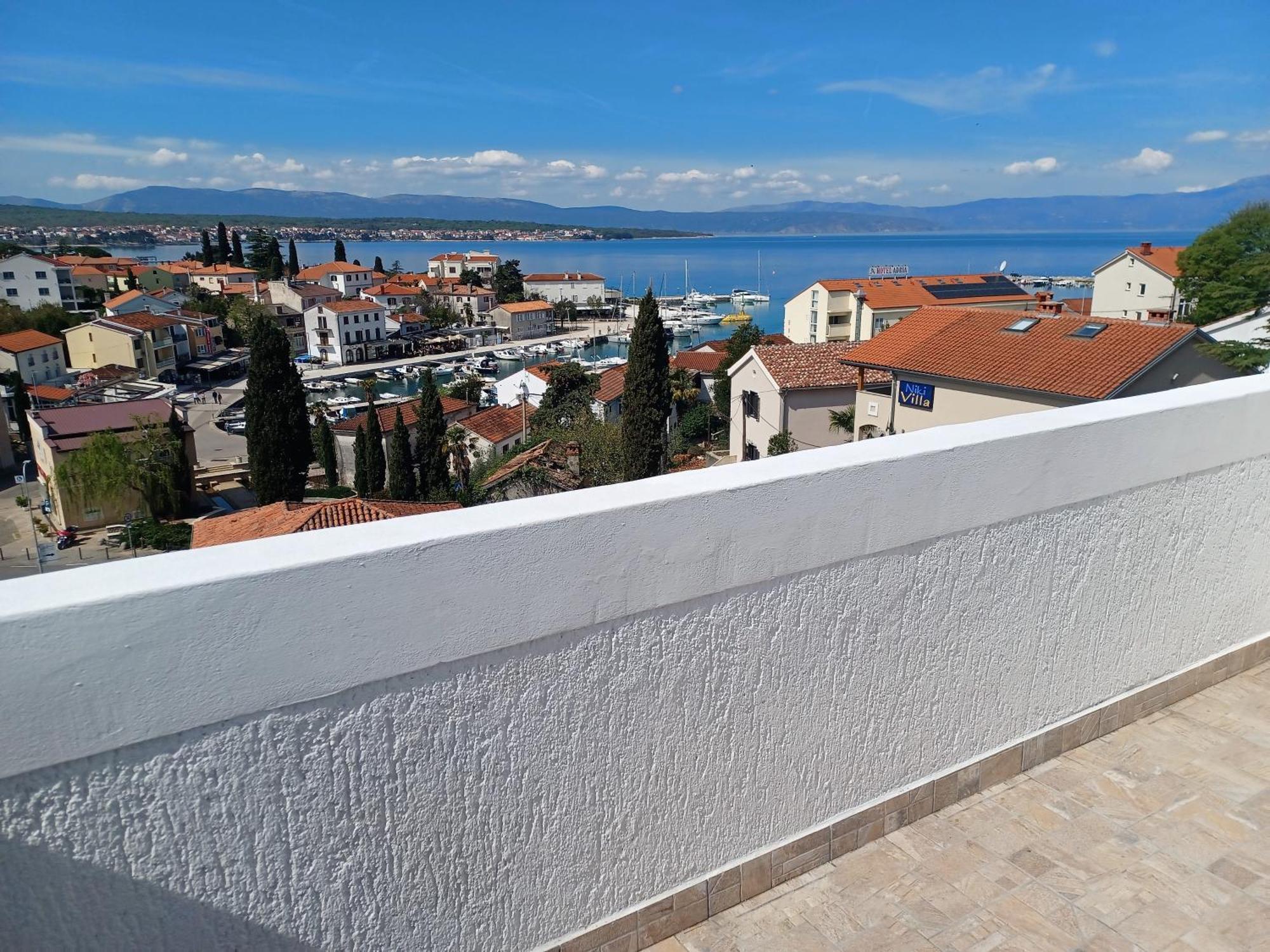 Guesthouse Cecilia 2 Малинска Экстерьер фото