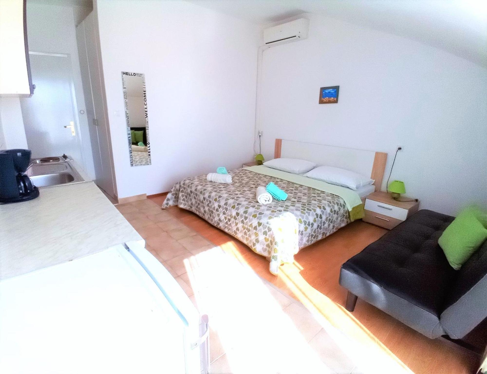 Guesthouse Cecilia 2 Малинска Экстерьер фото