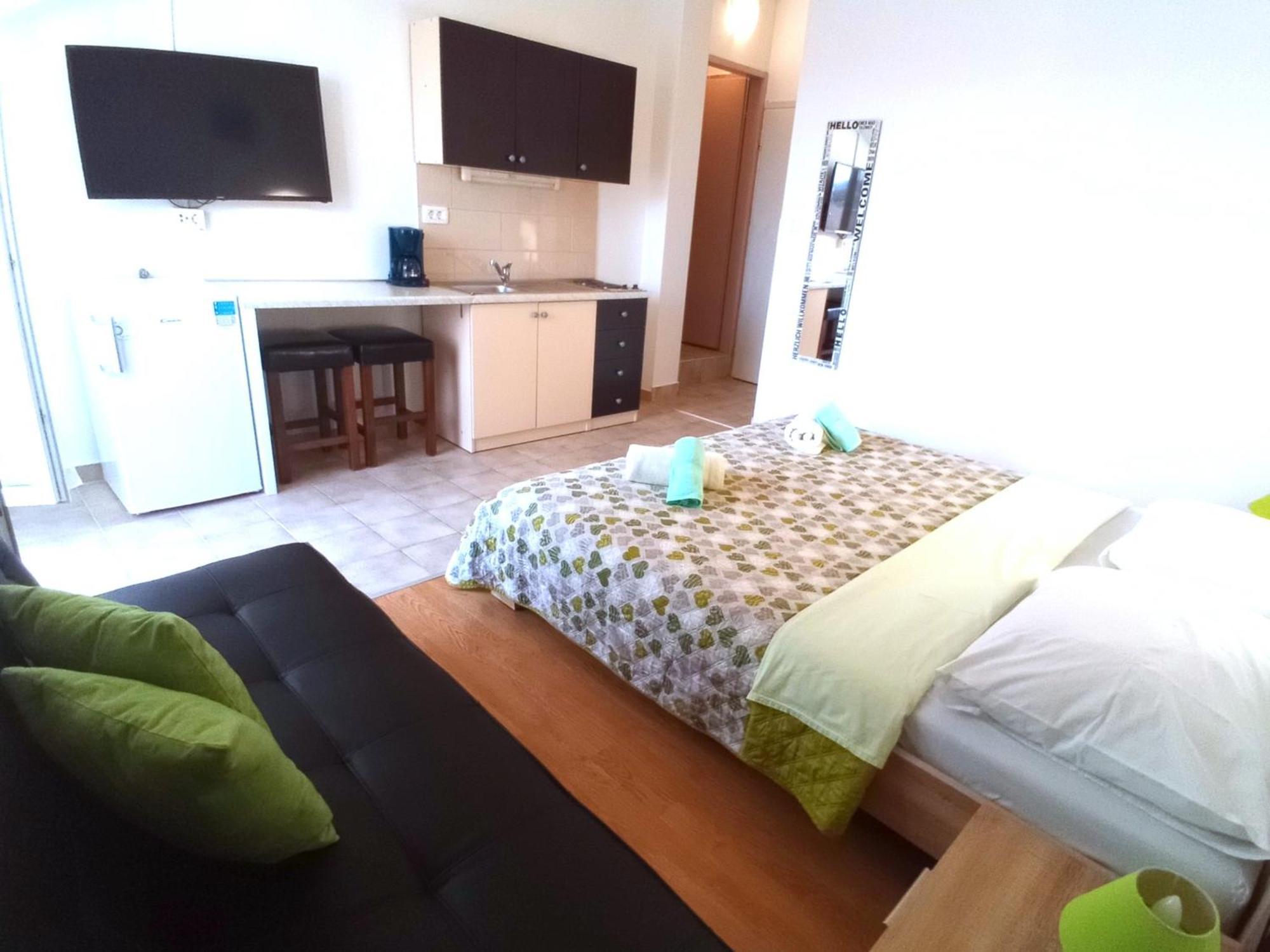 Guesthouse Cecilia 2 Малинска Экстерьер фото
