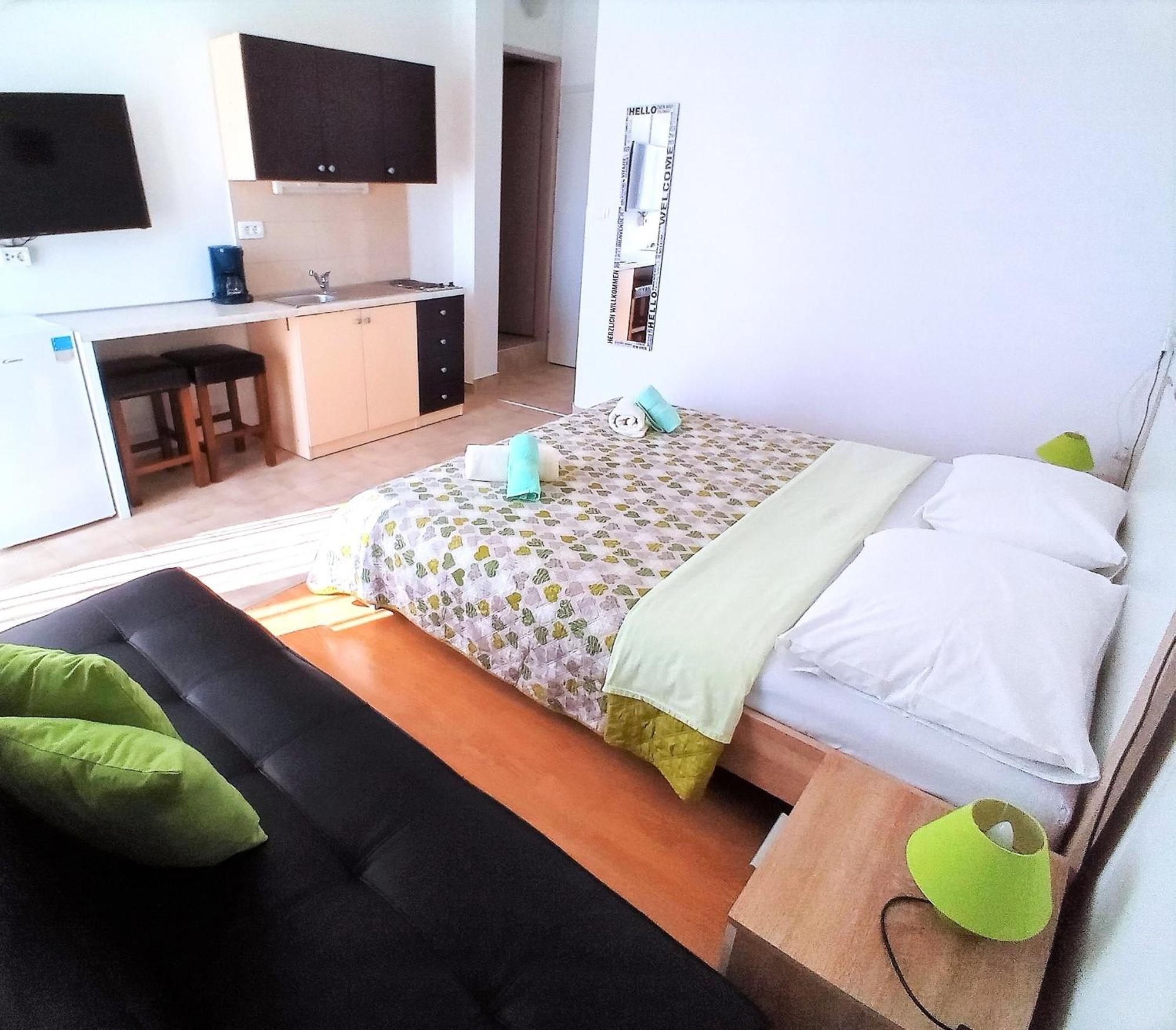 Guesthouse Cecilia 2 Малинска Экстерьер фото