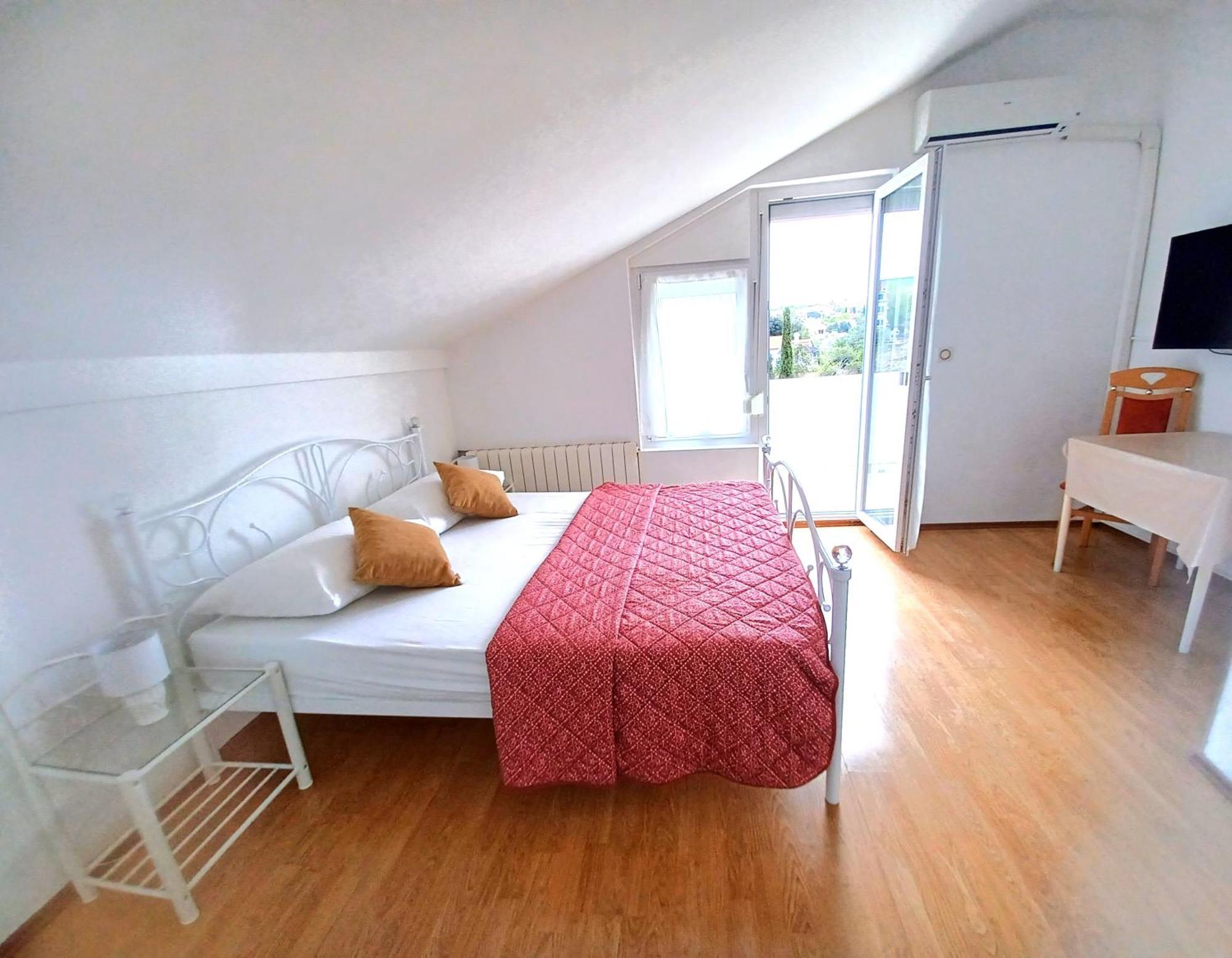 Guesthouse Cecilia 2 Малинска Экстерьер фото