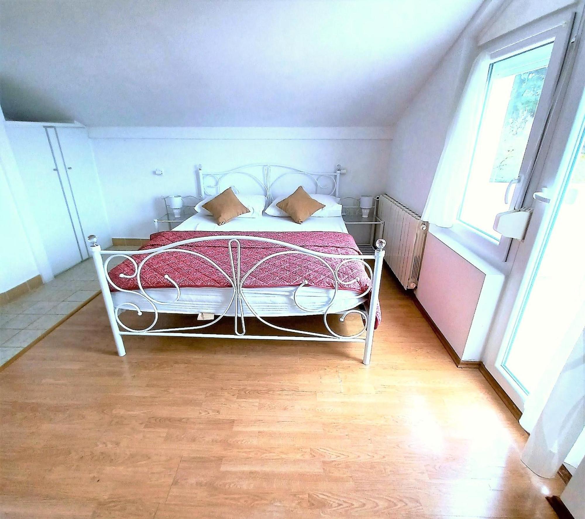 Guesthouse Cecilia 2 Малинска Экстерьер фото