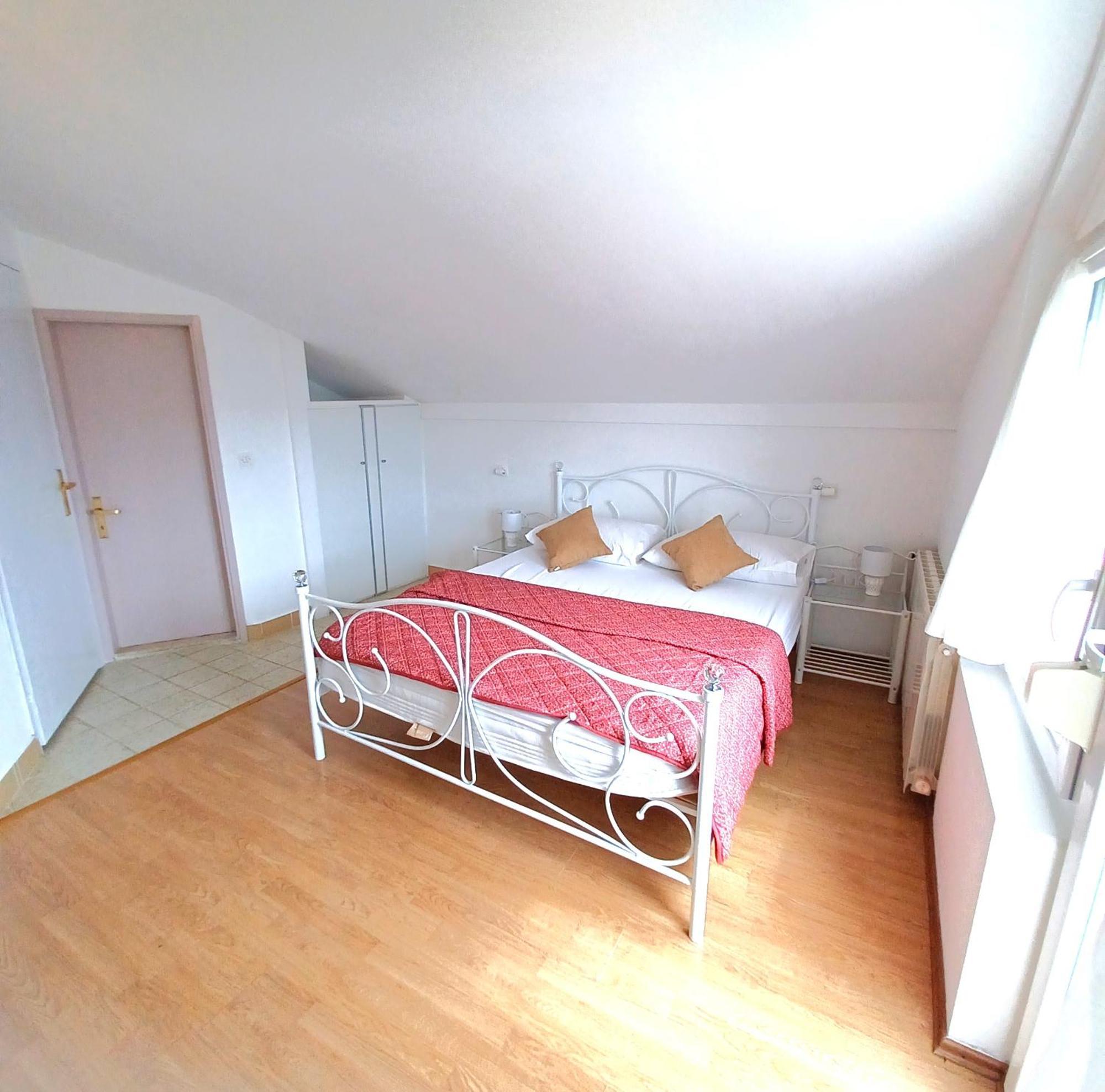 Guesthouse Cecilia 2 Малинска Экстерьер фото