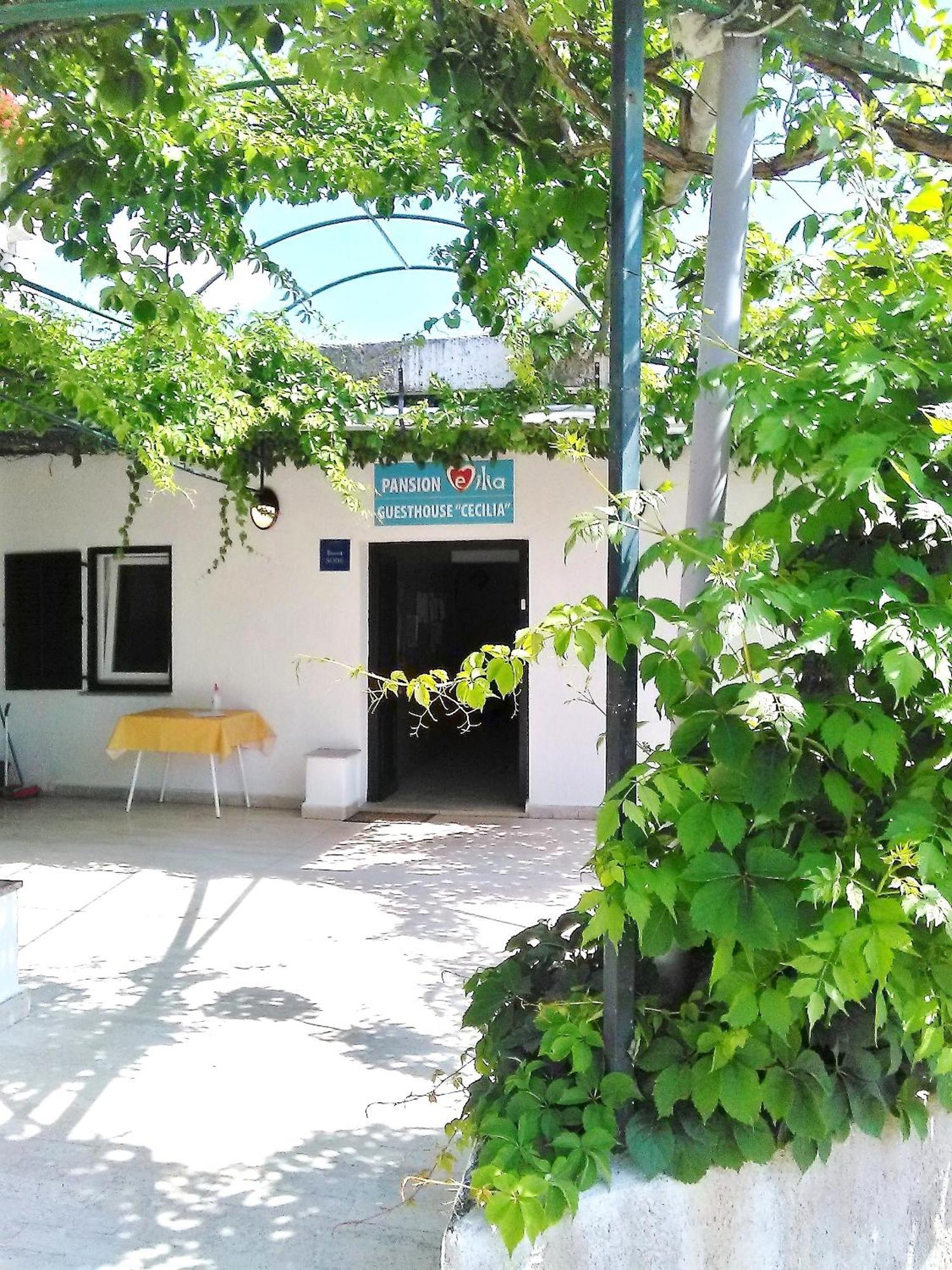 Guesthouse Cecilia 2 Малинска Экстерьер фото