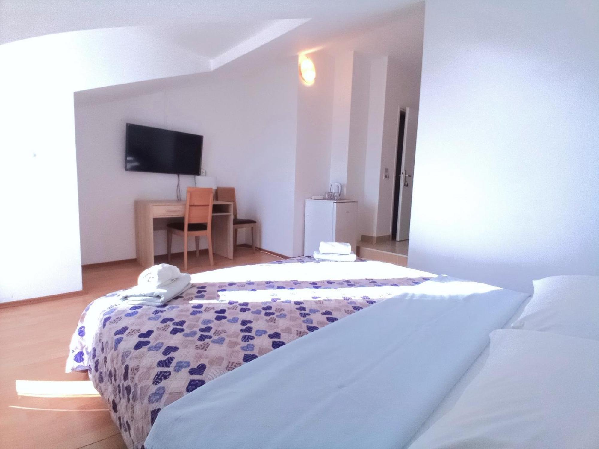 Guesthouse Cecilia 2 Малинска Экстерьер фото
