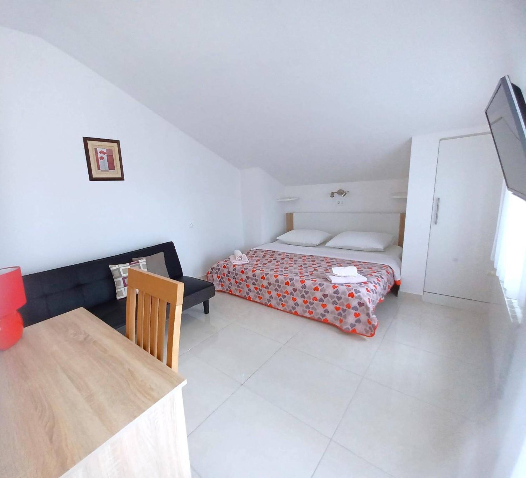 Guesthouse Cecilia 2 Малинска Экстерьер фото