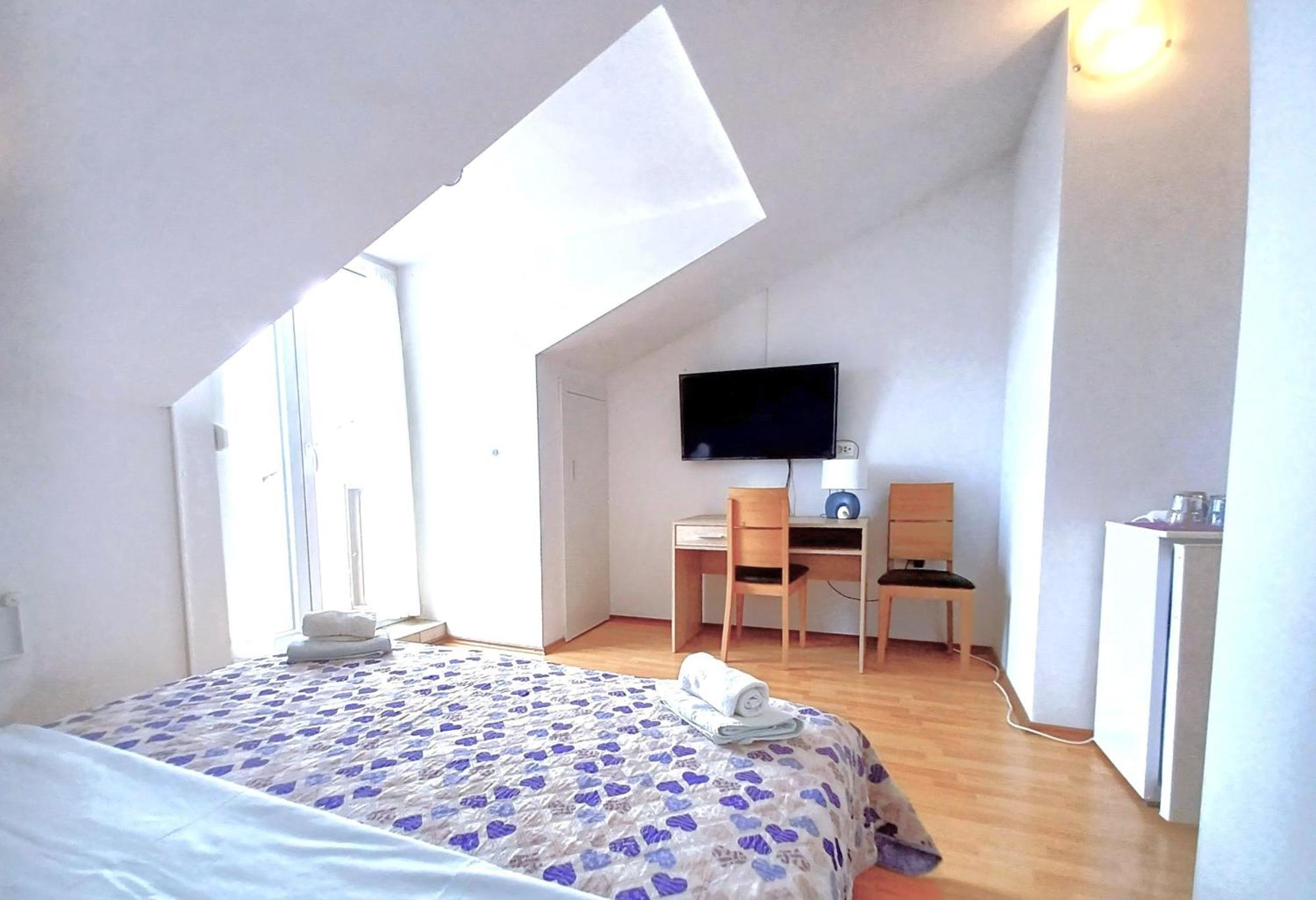 Guesthouse Cecilia 2 Малинска Экстерьер фото